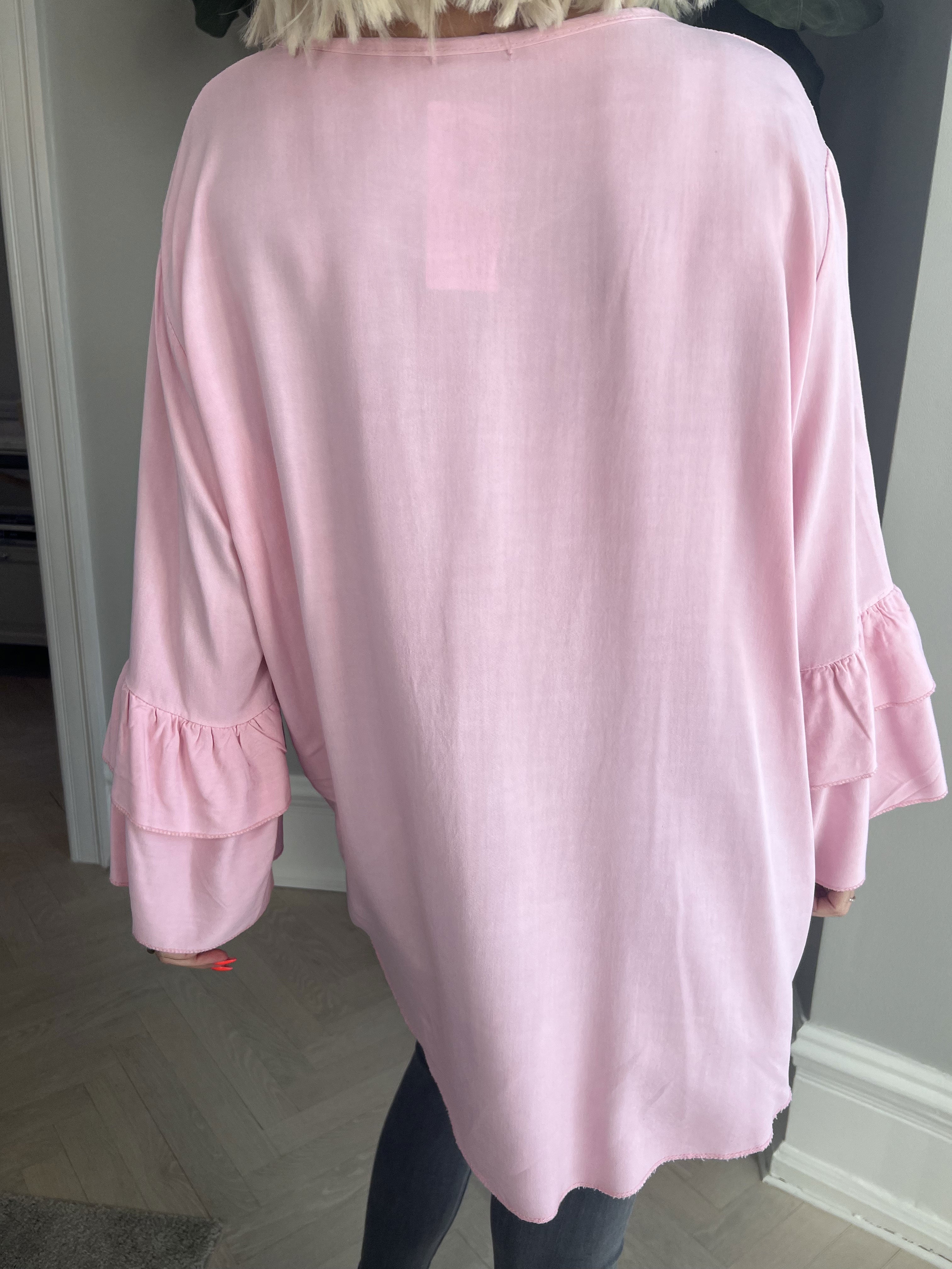 Kayla - Sød bluse i viskose med flæser på ærmerne